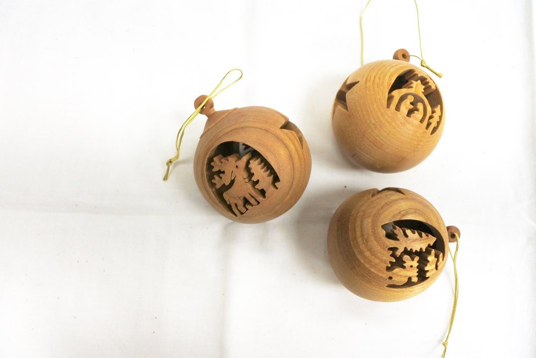 ドイツ・ヴァルトファブリックのクリスマスボール☃️
天然木を球形に加工して
側面をくりぬいて
立体的な情景を表現しています🕊
聖誕、ヘラジカ、トナカイの各品の側面は
それぞれ星形にカットされています️🦌
クリスマスツリーを
ゴージャスに演出するアイテムです
・
寿月すみたやホームページ
Instagram DMからも
お求めできます🕊
お気軽にお申し付けくださいませ🏻
・
・